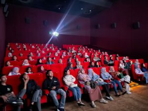 Para penonton asyik menyaksikan film Bertaut Rindu