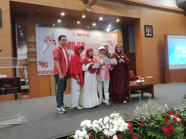 Donasi untuk guru di acara Milad Indscript Creative