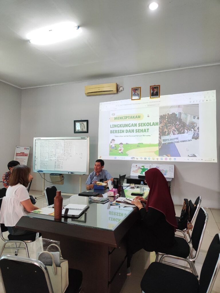 Kolaborasi Bank Sampah Bersinar dan Sekolah Perempuan Indonesia 