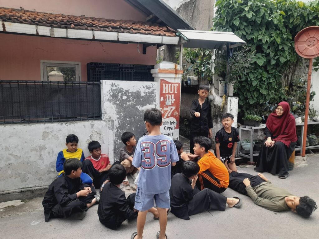 Mendidik dengan Cinta di Lapangan Kecil Depan Rumah