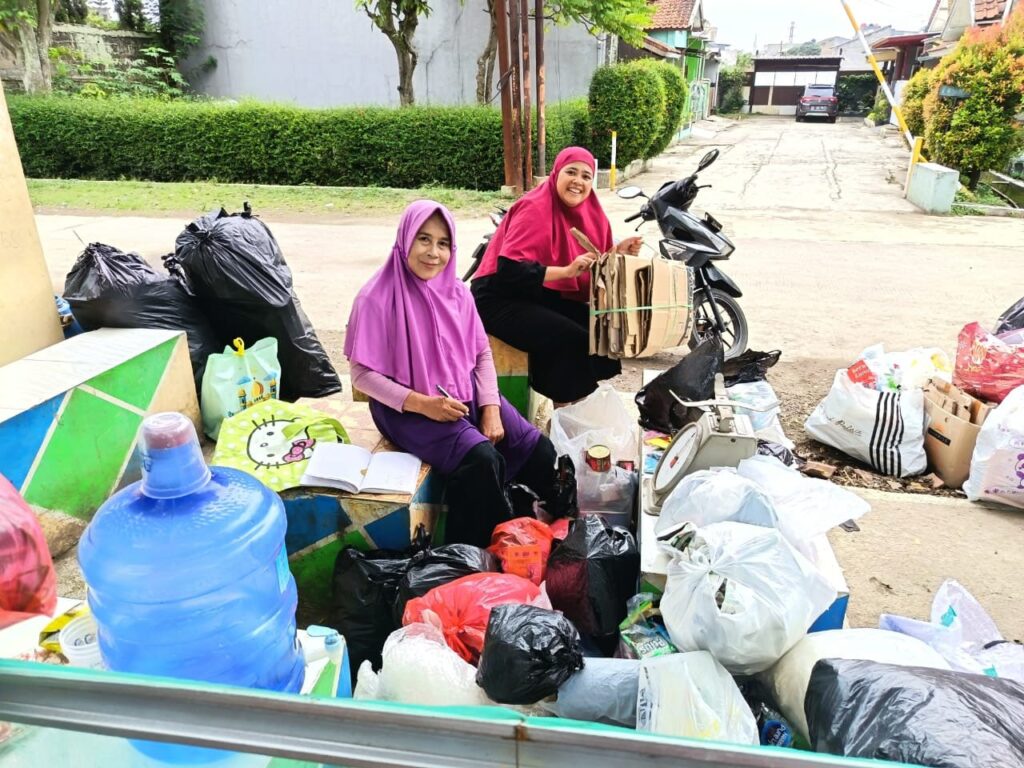  KWT Aster Srikandi Bersama Bank Sampah Bersinar