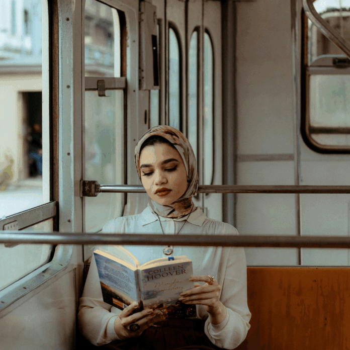 Menormalisasi Membaca Buku di Tempat Umum untuk Literasi