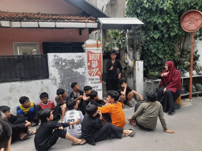Mendidik dengan Cinta di Lapangan Kecil Depan Rumah