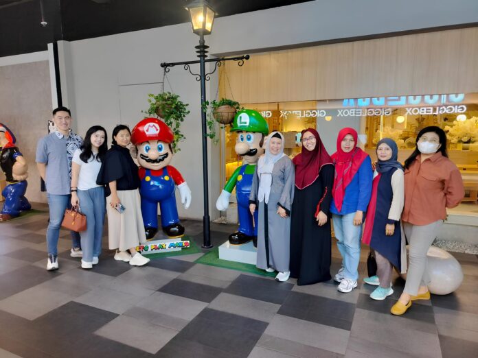 ‎Menjahit Kepingan Sejarah