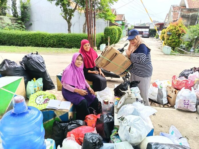 KWT Aster Srikandi Bersama Bank Sampah Bersinar