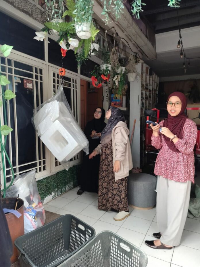 Kegiatan tukar sampah dengan sembako