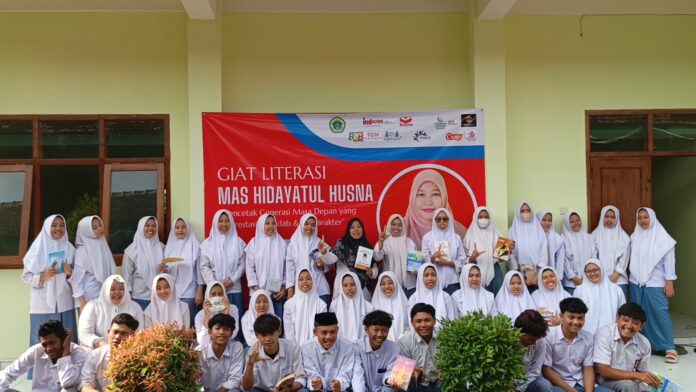 Gerakan Literasi Together Goes to School di MAS Hidayatul Husna Kediri